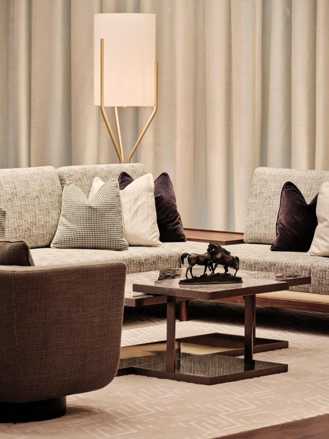 Grand Hyatt Kuwait Otel Kuveyt Dış mekan fotoğraf A living room with a sofa and a coffee table