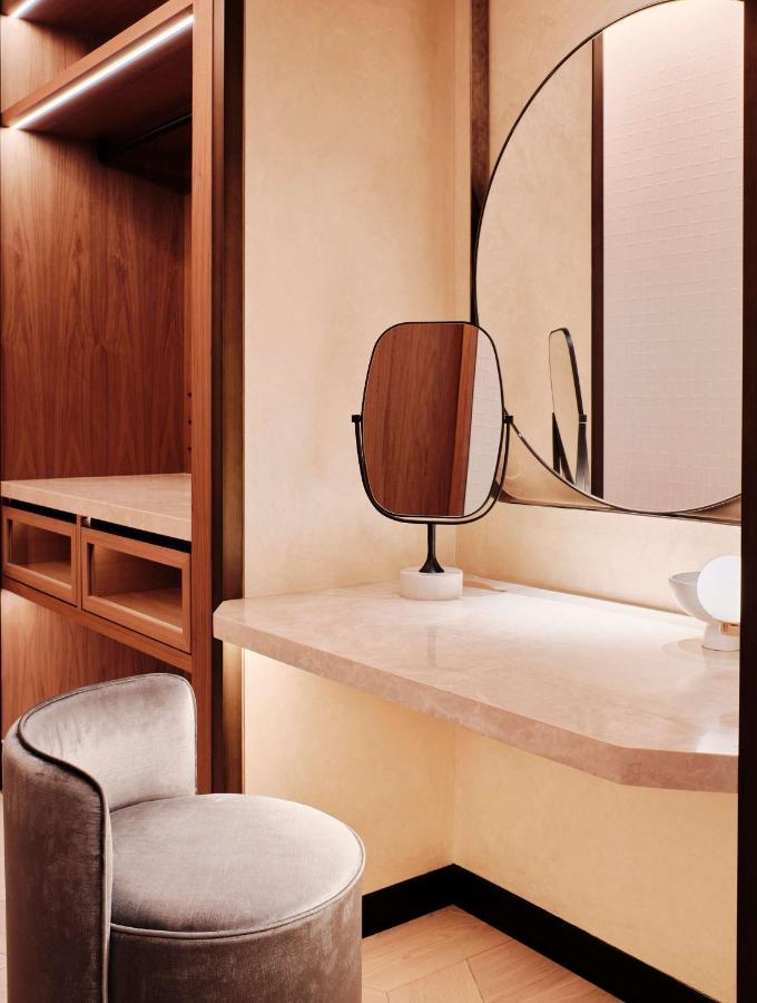 Grand Hyatt Kuwait Otel Kuveyt Dış mekan fotoğraf A double-sided mirror