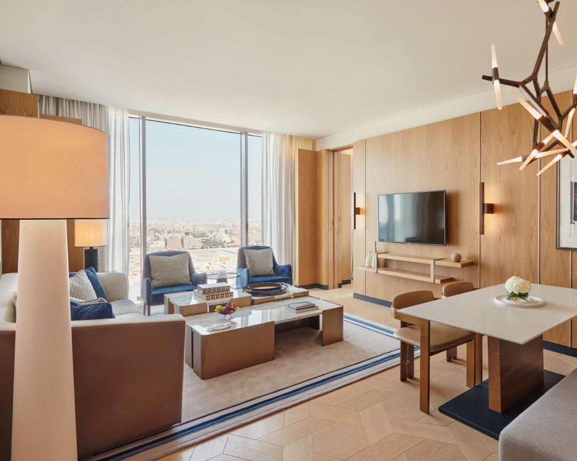 Grand Hyatt Kuwait Otel Kuveyt Dış mekan fotoğraf A suite at the hotel