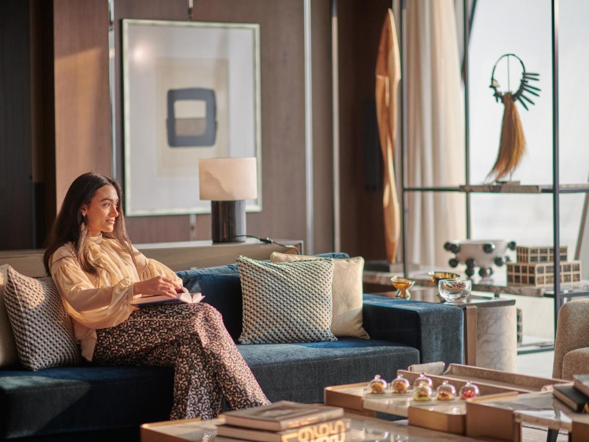 Grand Hyatt Kuwait Otel Kuveyt Dış mekan fotoğraf A woman sitting on a sofa