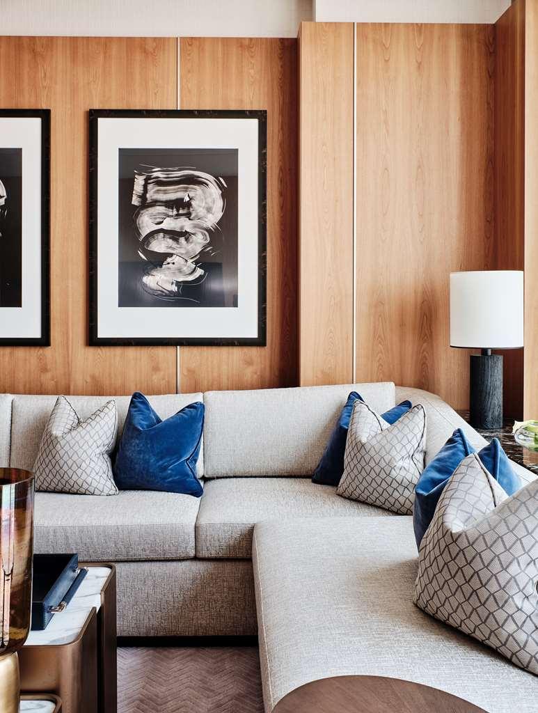 Grand Hyatt Kuwait Otel Kuveyt Oda fotoğraf A sofa with cushions